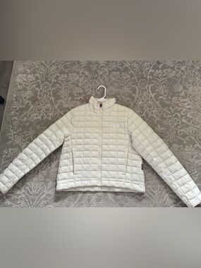The North Face Women’s Cream Quilted Lightweight Jacket size small in women